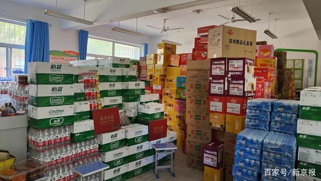 ▲7月24日，浚县科达中学安置点内，送来的救援物资将要堆满教室。新京报记者 刘瑞明 摄