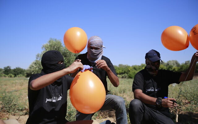 △巴勒斯坦人准备向以色列放飞燃烧气球