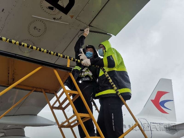 东航技术公司员工为飞机解除系留，做好检查，准备恢复航班运行（东航供图）
