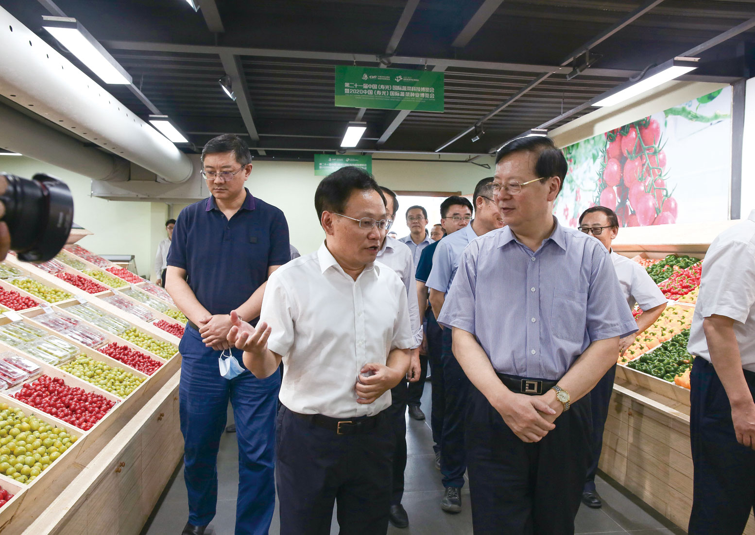 山东省市场监管局党组书记、局长侯成君（右一）在寿光调研标准化工作。