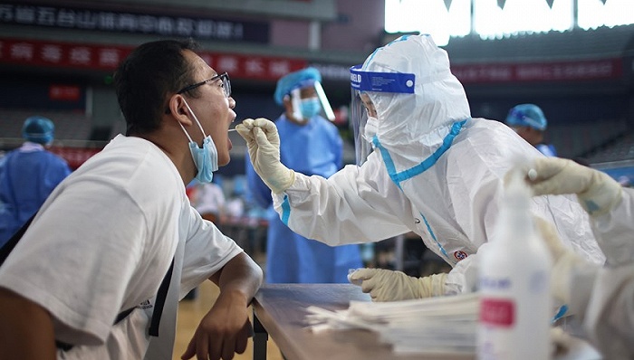 医务人员在为南京市民进行核酸检测取样。图片来源：视觉中国
