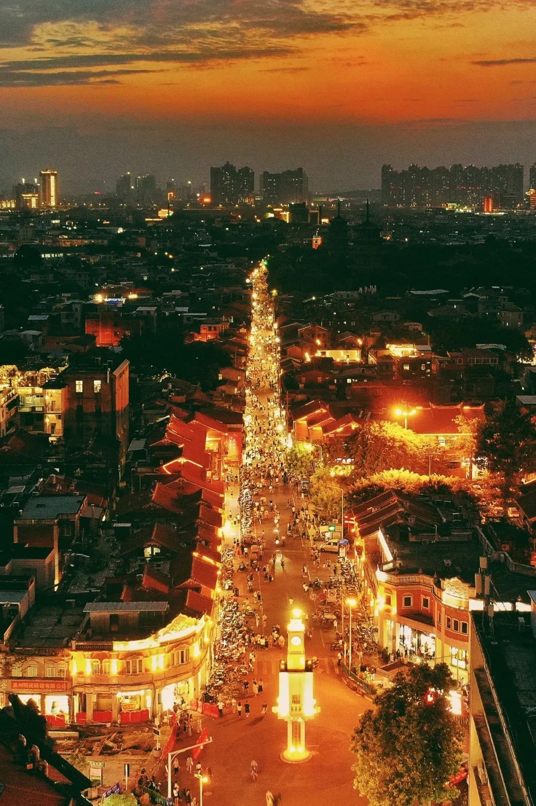 到了夜晚也灯火通明的泉州西街.摄影/赵啸飞