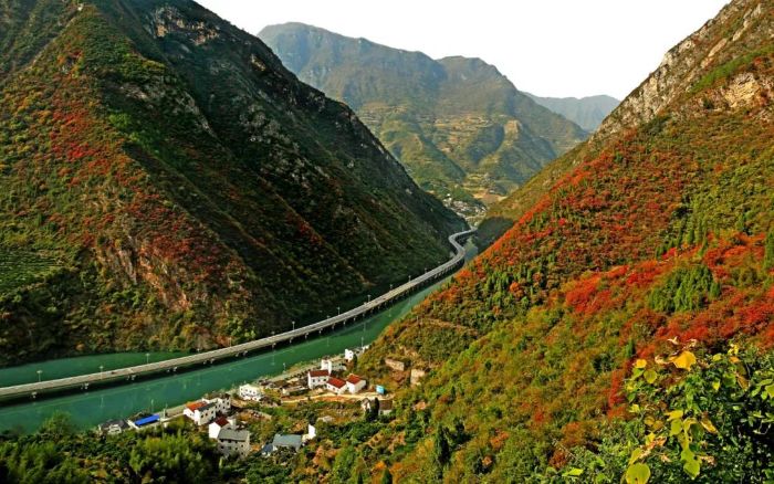 香溪河的水上公路&nbsp;&nbsp; 摄影:赵红继