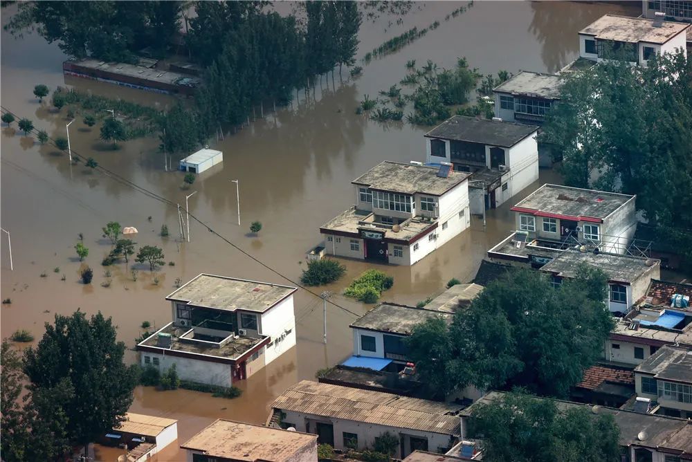 这是7月24日拍摄的被水淹没的鹤壁市浚县新镇镇彭村.