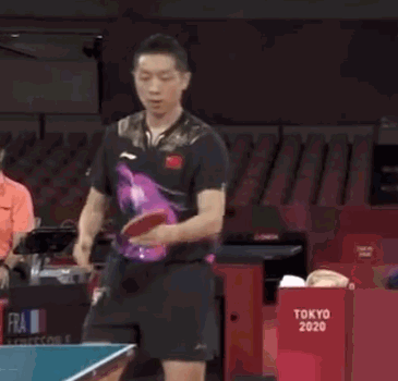 许昕比赛中“欲吹又止”