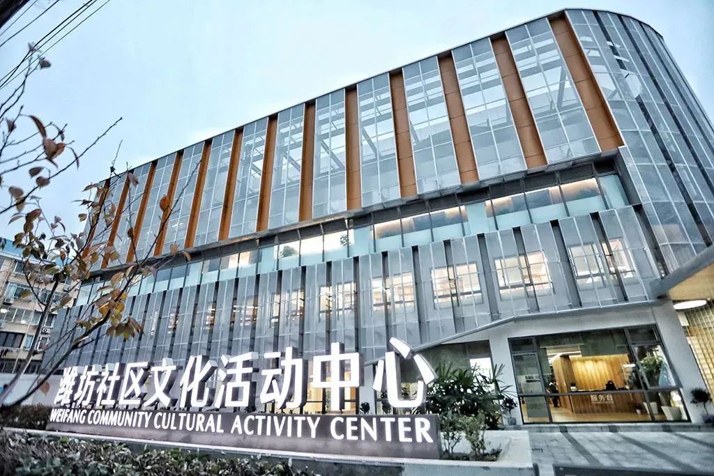 服务标准化,均等化建设全面推进,覆盖城乡的公共文化设施网络更加健全