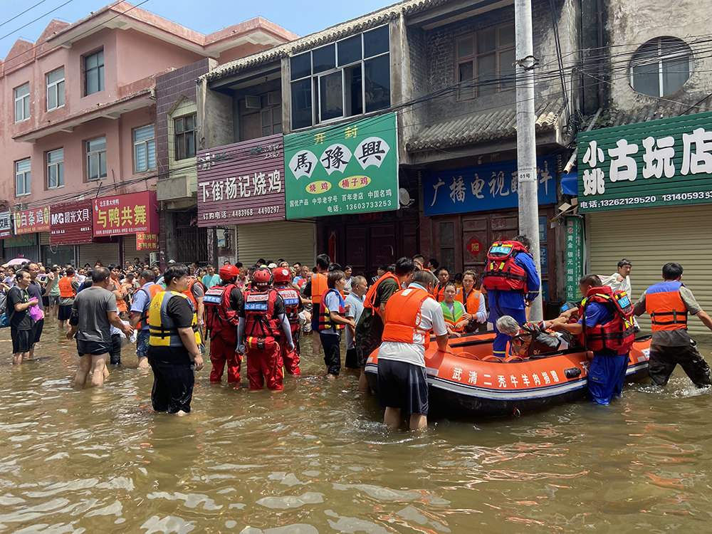 特写|二次紧急大撤离:洪水逼近卫辉一小学安置点的12小时