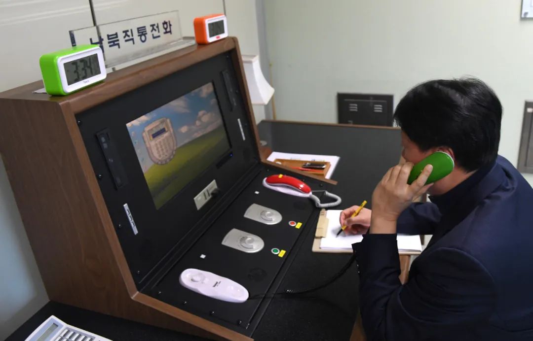 2018年1月3日，在朝鲜半岛中部的板门店，韩方工作人员通过朝韩联络热线与朝方联系。新华社发（韩国统一部提供）