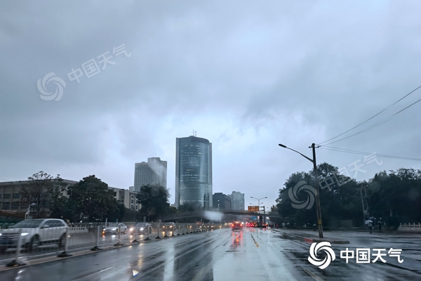 △北京海淀中关村附近今天下午出现降雨。