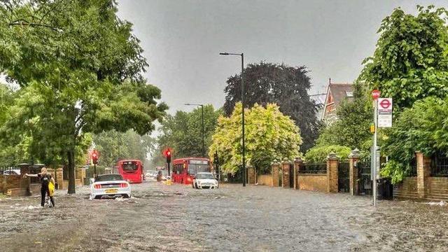 伦敦暴雨街道被淹，专家称“排水系统停留在维多利亚时代”