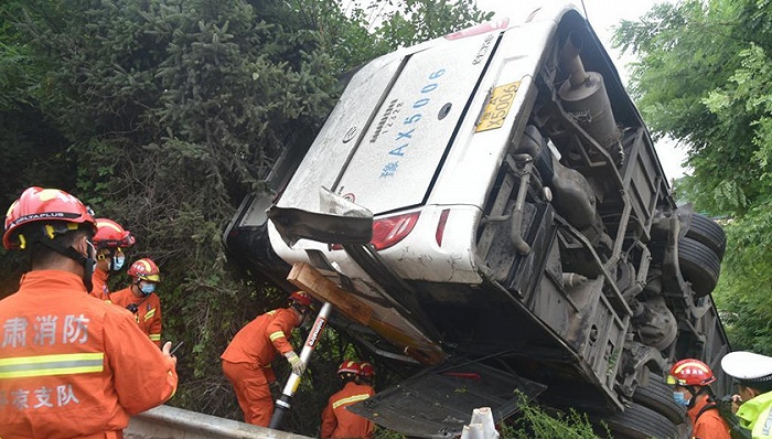 青兰高速客车事故致13死47伤国务院安委会对事故查处挂牌督办
