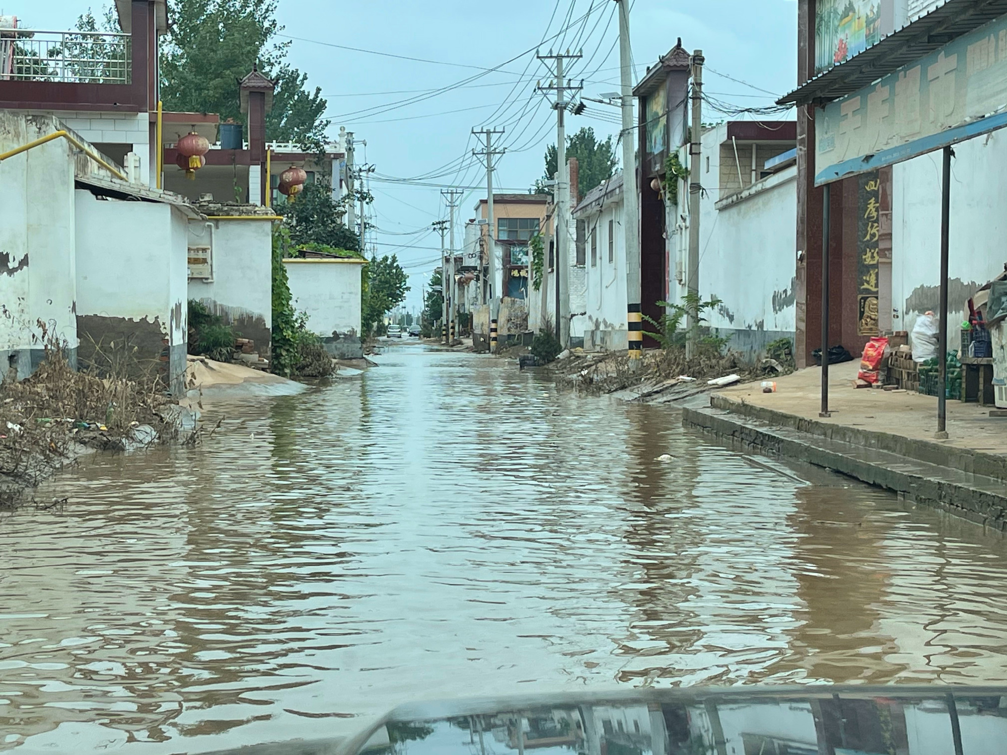不留一人卫河浚县段今夜泄洪王庄全镇紧急迁移急需打开生命通道