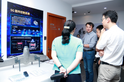 深圳新田科技创始人/CEO马强(左二)向领导介绍新田科技研发的5G图传控制系统