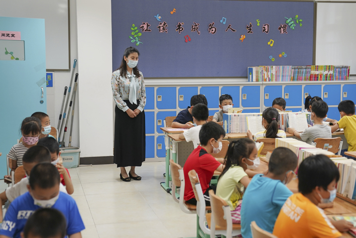 北京暑期托管7月19日正式开启。图为当天孩子们在北京小学广外校区阅览室看书新华社图