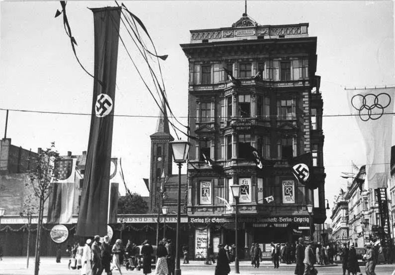 1936 年第 11 届柏林奥运会,当年,刚上台三年的纳粹党耗费巨资以打造