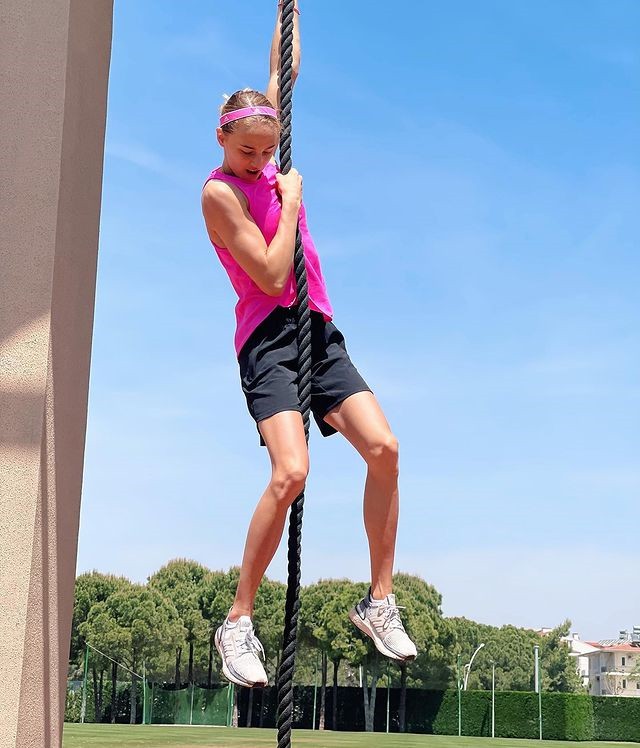 不到20岁时的达莉娅已经获得多次世界级冠军,她还凭