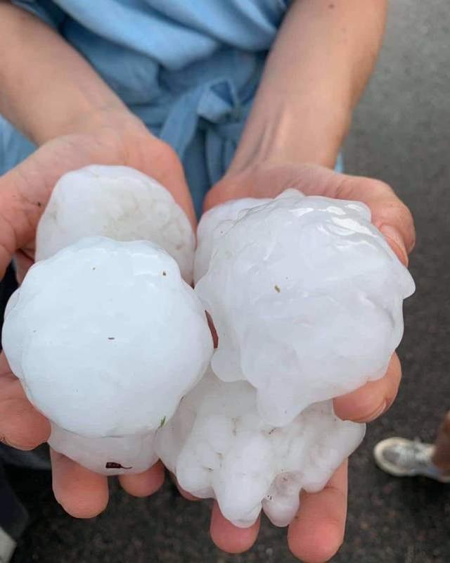 冰火两重天！意大利南部山火肆虐，北部冰雹袭击，数百车辆被毁