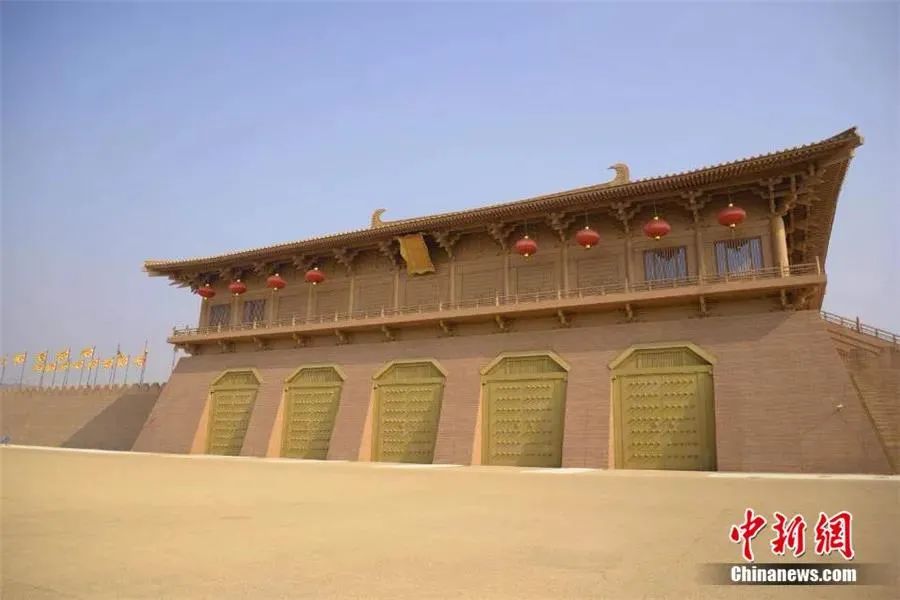 丹凤门曾被誉为"天下第一门",这是复原后的唐大明宫遗址公园丹凤门(摄