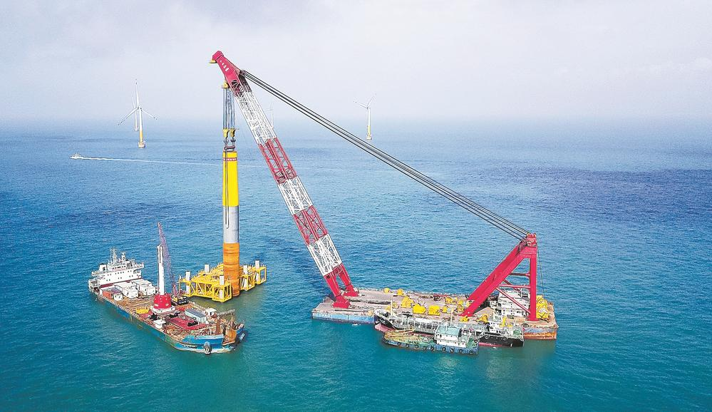 平海湾海上风电场风机单管桩基础施工中.(资料图片)