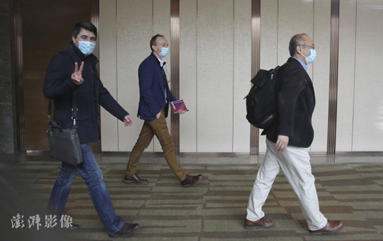 2月1日 世卫组织专家组前往武汉市疾病预防控制中心 图丨澎湃