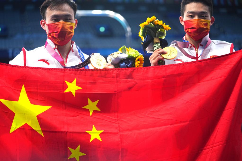  7月28日，中国选手谢思埸（左）/王宗源在颁奖仪式后。当日，在东京奥运会男子双人三米跳板决赛中，中国选手谢思埸/王宗源获得冠军。新华社记者 许畅 摄
