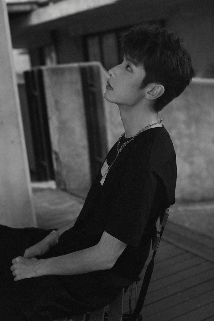 赵奕钦简约潮t搭设计感长裤清俊有型 倚墙而坐半抚额氛围感十足