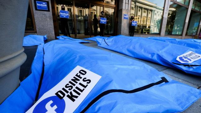 为抗议虚假信息“杀人”，美国脸书公司门口被人摆满尸袋