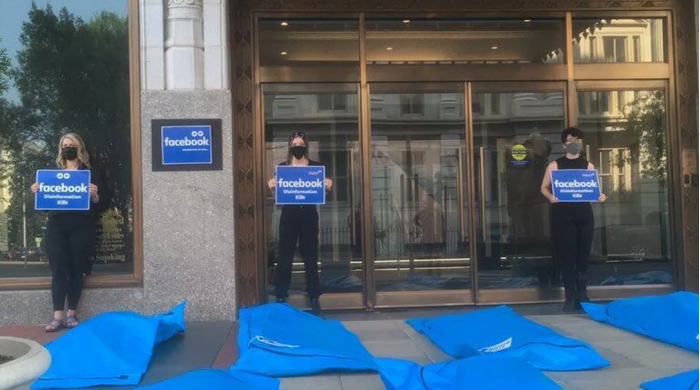 监督组织发起虚假信息抗议活动 将尸袋带到Facebook的华盛顿办公室前