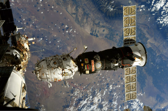 宇航员拍摄到废弃Pirs模块脱离国际空间站的过程