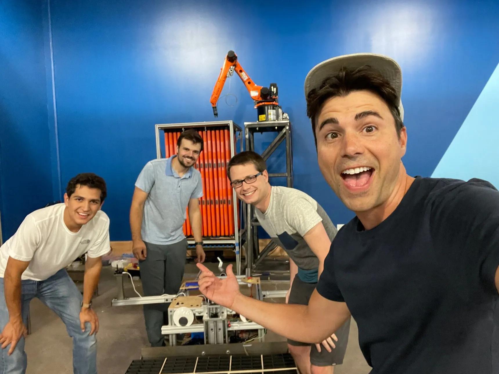 dominator一天内能完成10万多块马里奥多米诺骨牌排列的机器人