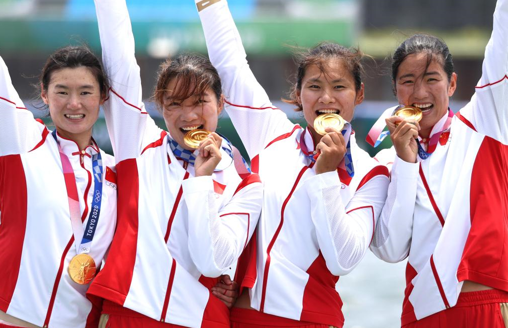 7月28日，在东京奥运会赛艇项目女子四人双桨决赛中，中国队夺得冠军陈云霞、张灵、吕扬、崔晓桐（从左至右）在颁奖仪式上庆祝。新华社记者 杜潇逸 摄