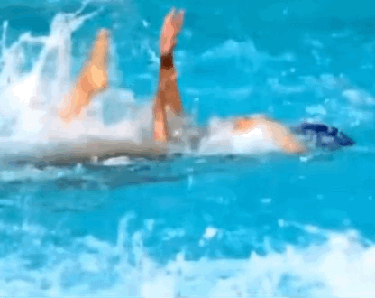 日本女子水球队球员比赛中按压中国女子水球队球员。图/视频截图