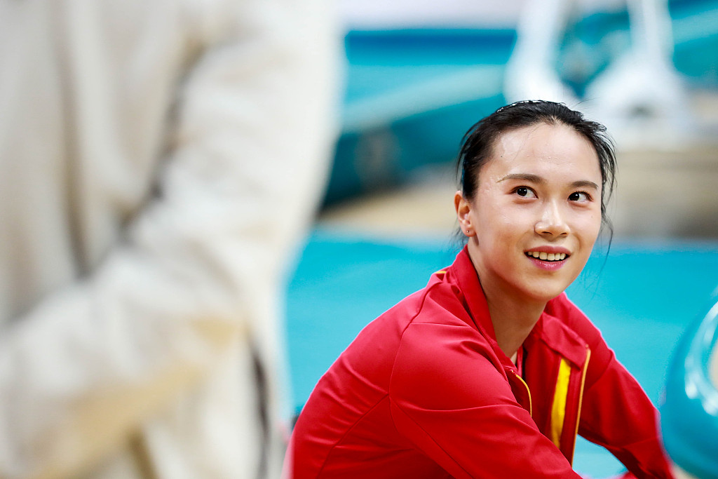 中国蹦床选手朱雪莹出战2020东京奥运会女子蹦床项目决赛,为中国队再