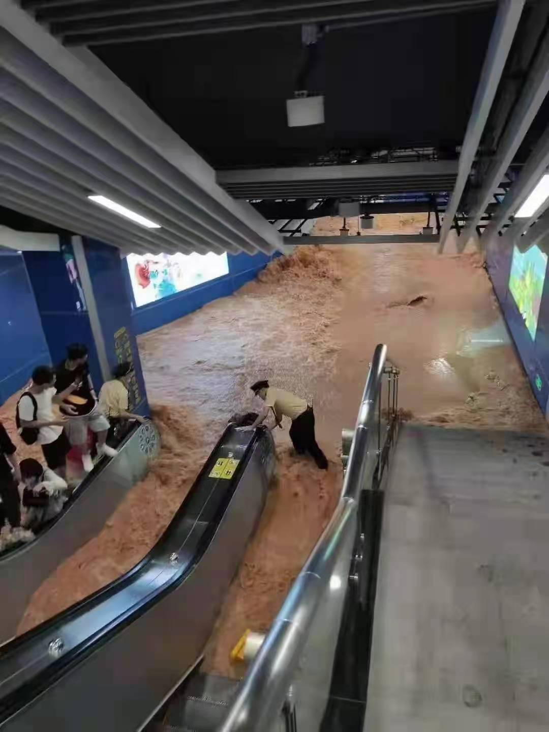 受暴雨影响 广州地铁21号线神舟路站暂停运营