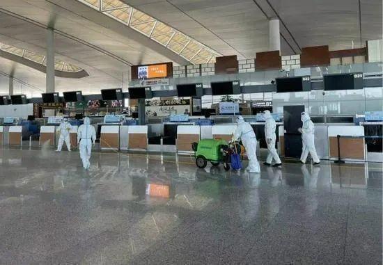 ▲7月21日，工作人员在南京禄口机场T2航站楼内进行消杀。图据：新华社