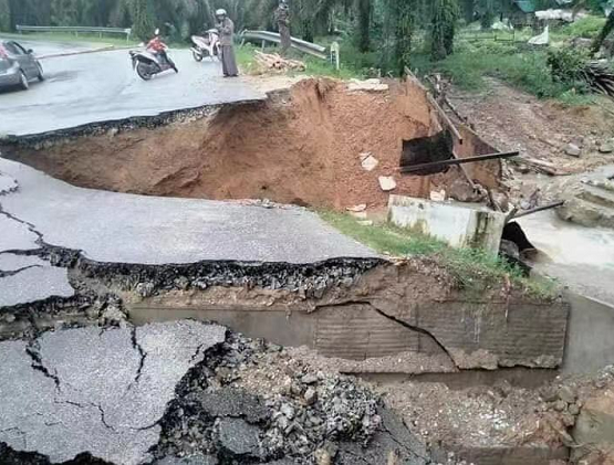 缅甸德林达依省一座桥梁受洪水影响坍塌