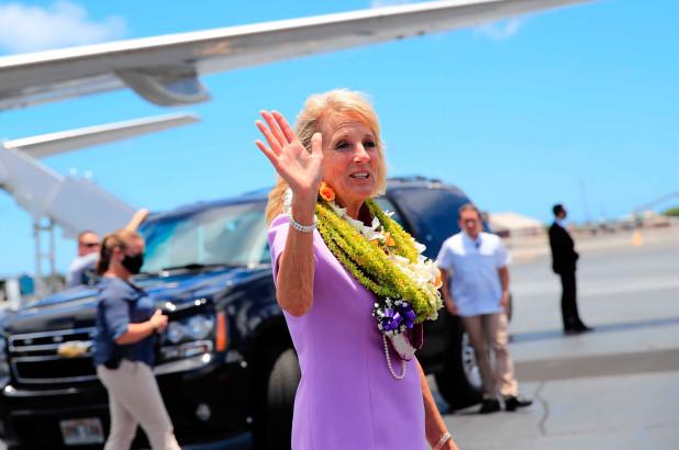 拜登夫人访问夏威夷在海滩踩到“不明物体”，将做手术移除