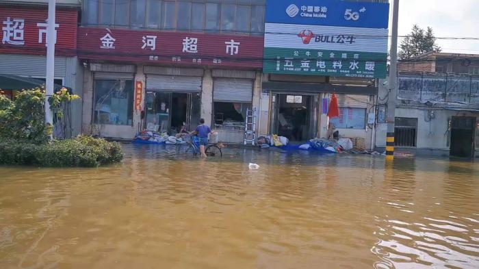 （图说：新乡北部靠近卫辉的区域道路及城区仍然积水严重，以上图片均由本报毕华章摄于河南新乡）