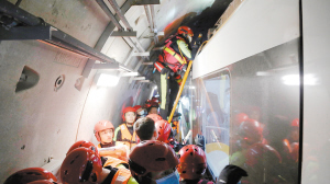 拆除被困地铁车辆车顶空调进行救援。