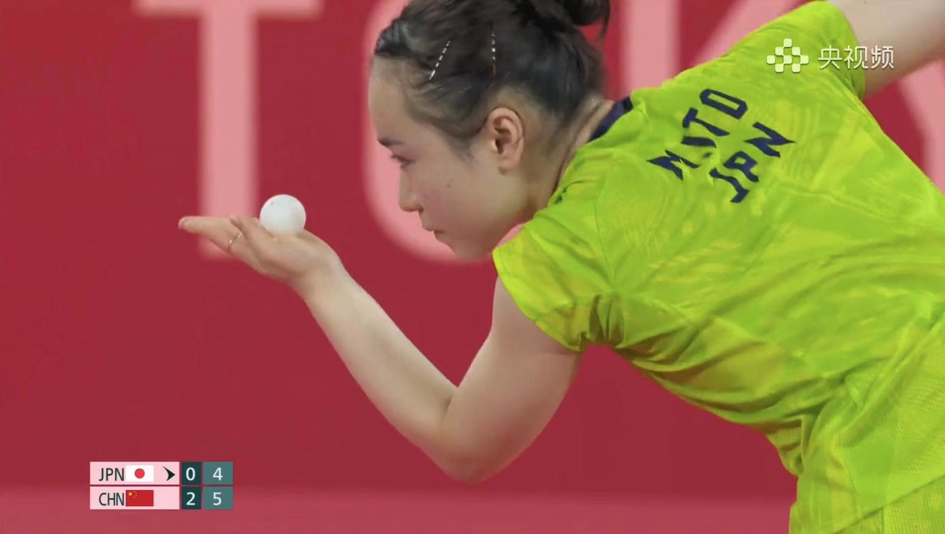 △伊藤美诚在发球