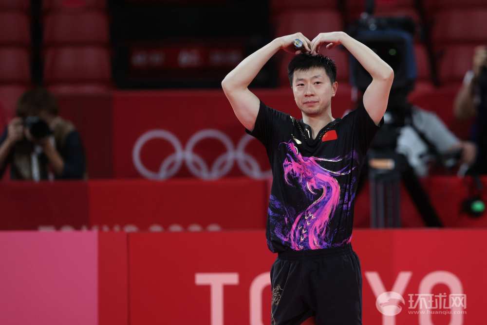 卫冕乒乓球男单冠军后马龙摆出经典比心庆祝手势