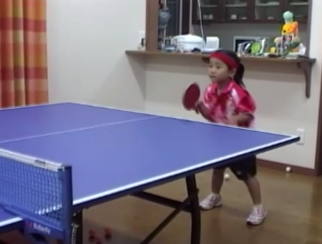 △儿时的伊藤美诚在练球 图片来源：NHK