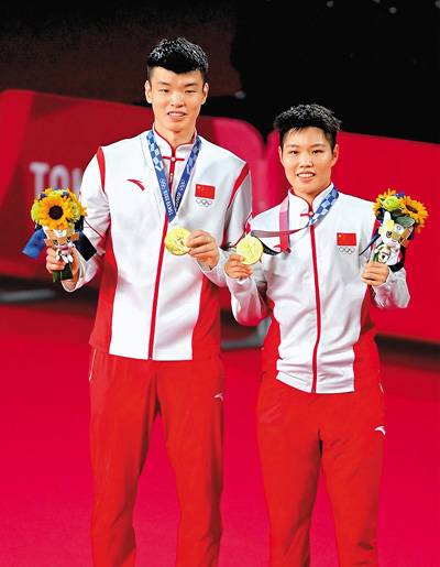 王懿律（左）、黄东萍在颁奖仪式上。本报记者 王霞光摄