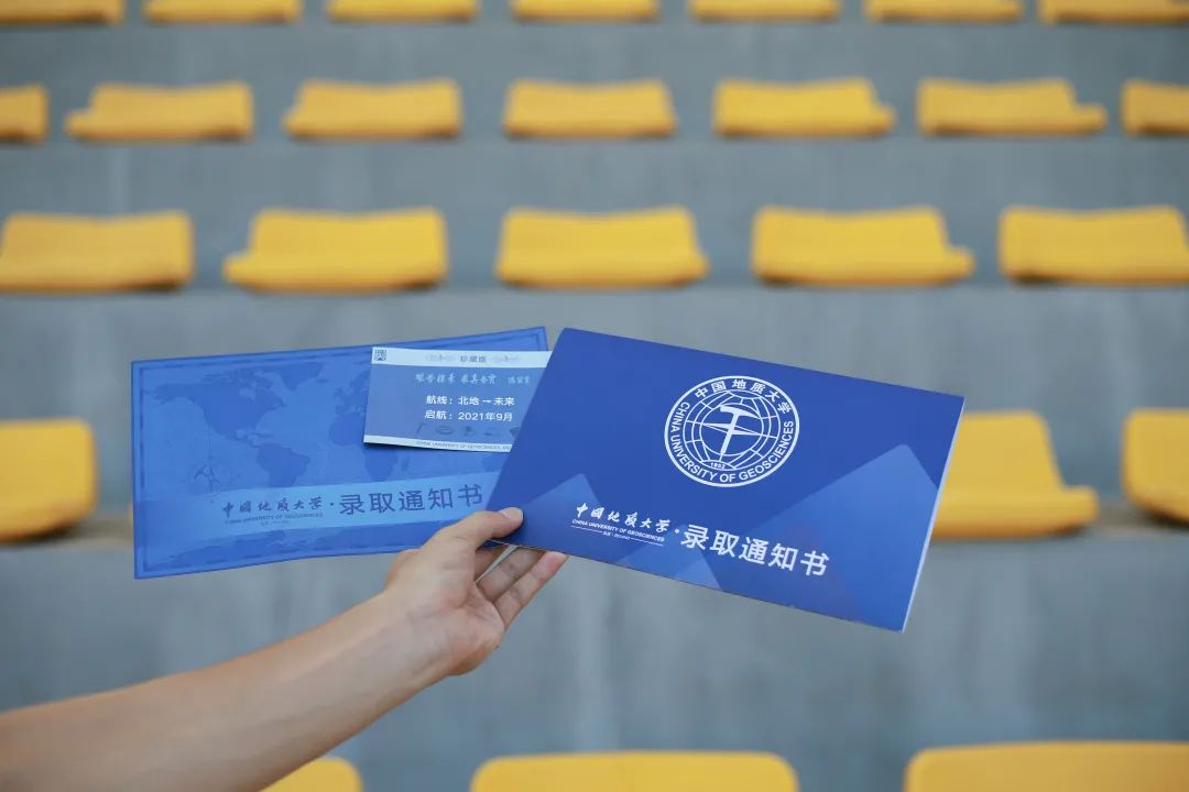 的开放性和发展感内容页以世界地图为背景寓意着地大人放眼世界敞胸怀
