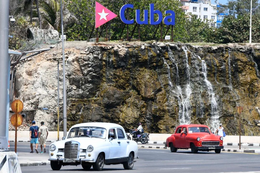 5月29日，车辆驶过古巴首都哈瓦那街头。新华社发（华金·埃尔南德斯摄）