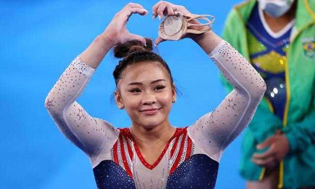 在东京有明体操竞技场进行,18岁的美国体操运动员苏尼莎·李(sunisa