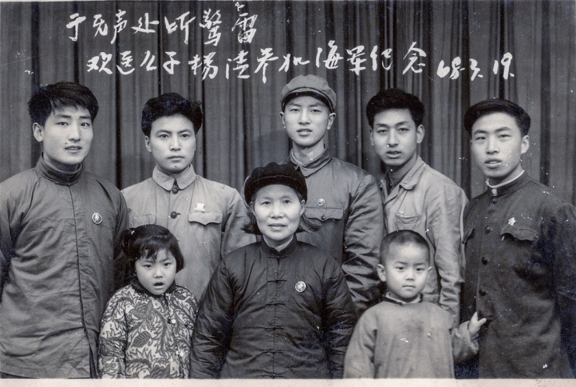 李世荣和孩子们合影