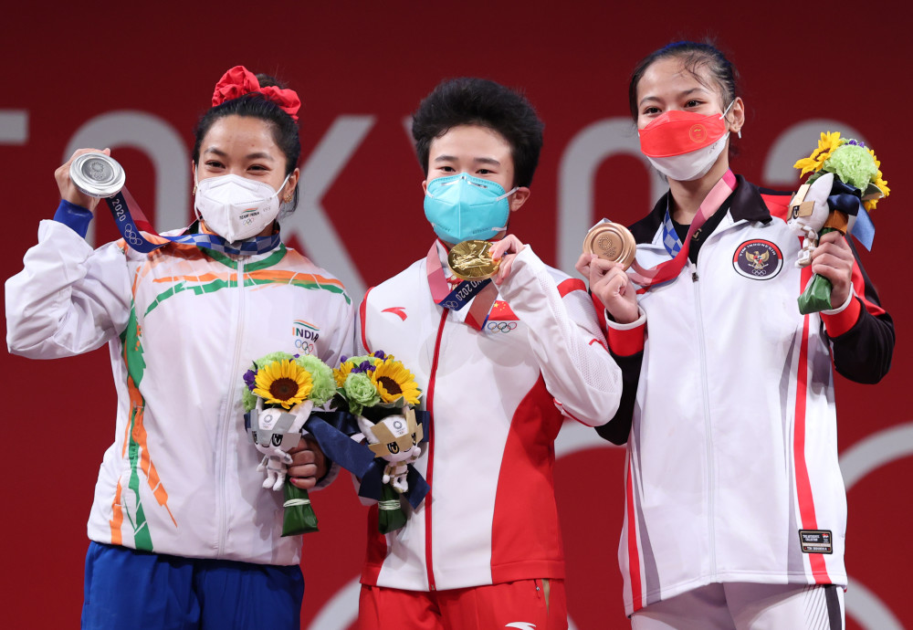 7月24日，冠军中国选手侯志慧（中）、亚军印度选手米拉拜（左）和季军印尼选手艾萨在颁奖仪式上。图自新华社