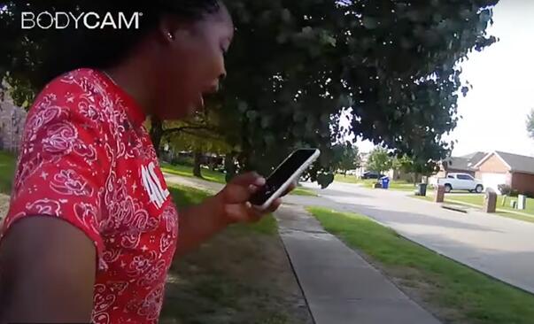 美国得州黑人女孩被警察扑倒，哭喊“我不能呼吸”