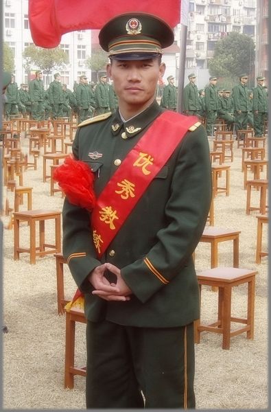 图说:从武警枪王变身警营王牌教官的张力.上海铁警供图 (下同)